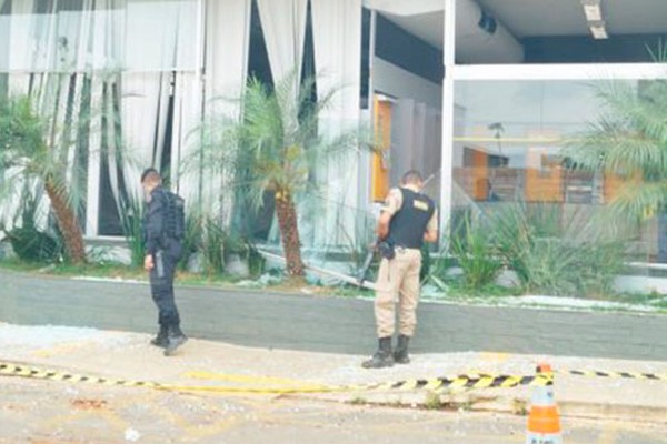 Bope retira explosivo deixado por bandidos dentro da agência do Banco do Brasil em Rio Paranaíba