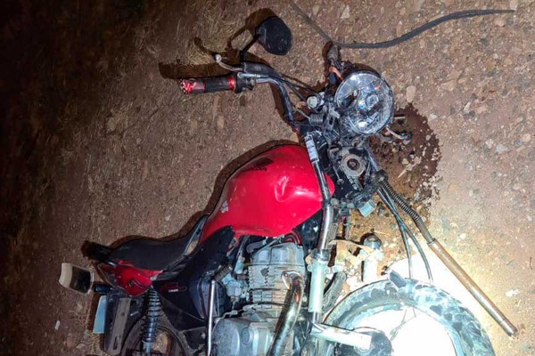 Motociclista morre após bater de frente com romeu e julieta carregada de leite na MG 190