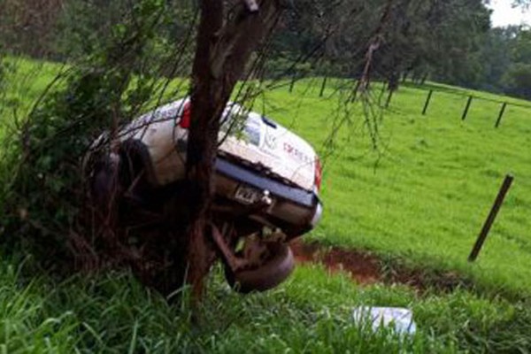 Em grave acidente, carro capota e vai parar fora da pista na MG 230 em Rio Paranaíba
