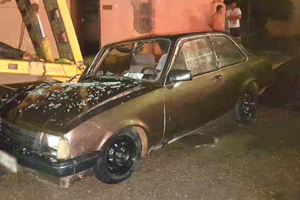 Aposentado sem carteira de habilitação bate em caminhão estacionado na Rui Barbosa