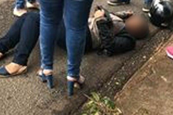 Motociclista fica ferida ao desviar de buraco e cair em outro quando ia para o trabalho em Patos de Minas