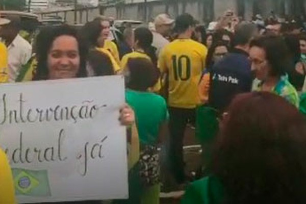 Bolsonaristas protestam em frente ao Tiro de Guerra em Patos de Minas e pedem intervenção federal
