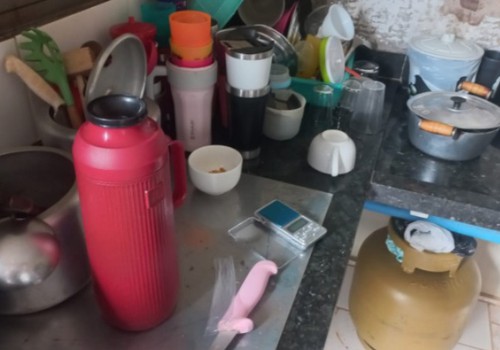 PM prende jovem após encontrar 36 pedras de crack em cozinha e R$ 2 mil em Lagoa Formosa