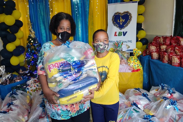 Entidade filantrópica realiza entrega de cesta de alimentos e brinquedos em Patos de Minas