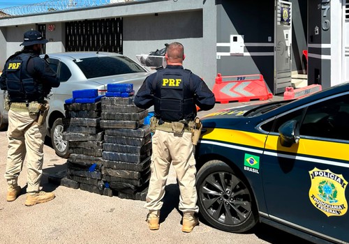 PRF de Patos de Minas e João Pinheiro interceptam Siena e apreendem 217 kg de maconha na BR-365