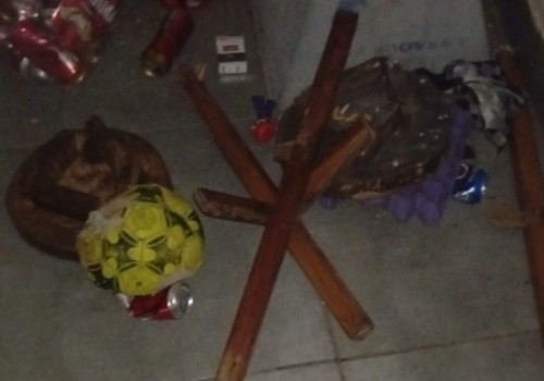 Homem é preso após golpear companheira com pedaço de madeira na frente de crianças em Patos de Minas