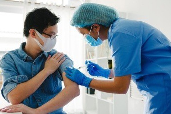 Porteiro de hospital que foi excluído da vacinação contra a Covid-19 será indenizado em mais de R$4 mil