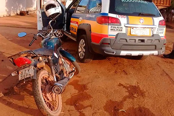 Jovem inabilitado é preso ao ser flagrado empinando a roda da moto na LMG743