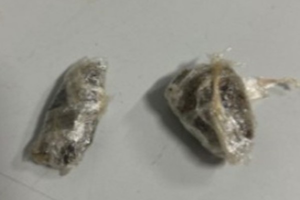 PM vai a casa situada entre duas igrejas e encontra crack e sementes de maconha  em Patos de Minas