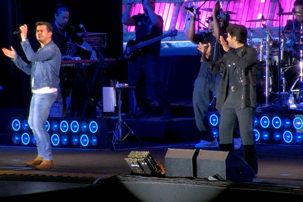 Hugo e Guilherme emendam sucessos e animam milhares de pessoas na Fenamilho 20026;veja ao vivo