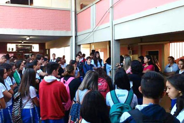 Alunos ocupam Escola Guiomar de Melo em protesto contra a PEC que limita os gastos do governo
