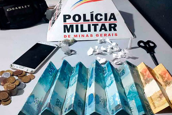 Homem flagrado pelo Olho Vivo vendendo cocaína em Carmo do Paranaíba é preso pela PM
