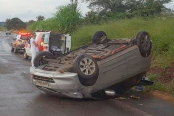 Motorista perde o controle direcional e capota veículo na curva do Belvedere em Rio Paranaíba