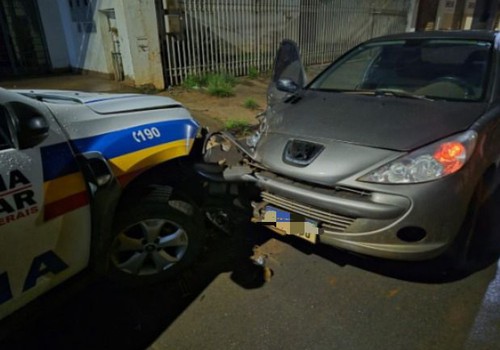 Motorista embriagado e farol apagado bate em viatura parada em Patos de Minas