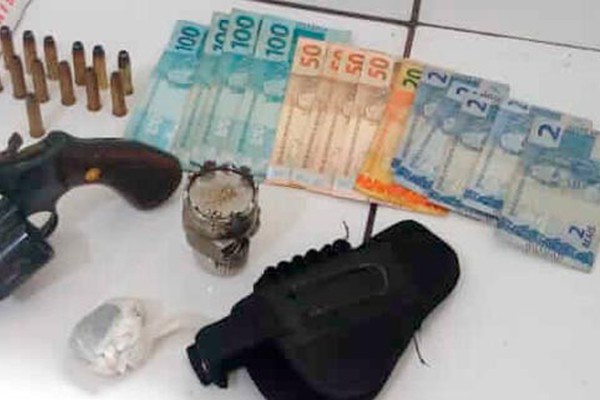 Policiais da 86ª Companhia apreendem  mais uma arma, dinheiro e droga em Patos de Minas
