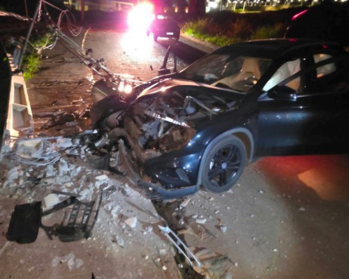 Motorista de Mercedes sai ileso após perder o controle da direção e bater violentamente em poste nas Chácaras Caiçaras