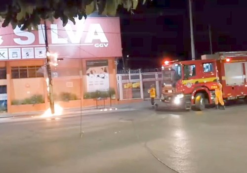 Incêndio em fiação de poste mobiliza Corpo de Bombeiros na Avenida Paracatu em Patos de Minas
