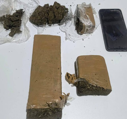 PM intercepta táxi na entrada de Serra do Salitre e prende passageiros que chegavam com drogas