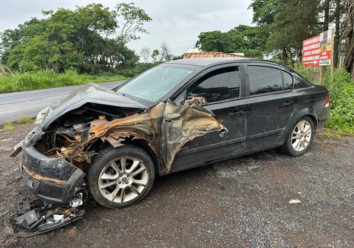 Motorista freia ao confundir câmera com radar e se envolve em acidente com 4 veículos na BR 365