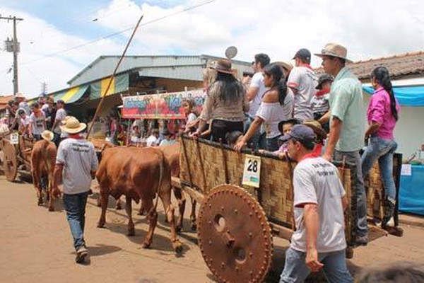 Festa de São Sebastião em Monjolinho de Minas mantém a tradição dos carros de bois