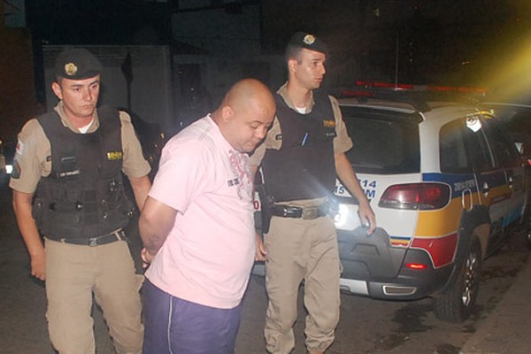 PM prende homem com diversos papelotes de cocaína, dinheiro e munição no Alto da Colina
