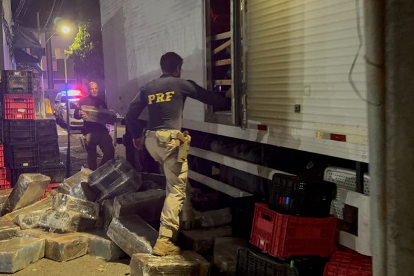 Polícia intercepta caminhão com eletrônicos ilegais, anabolizantes e mais de 3 toneladas de maconha