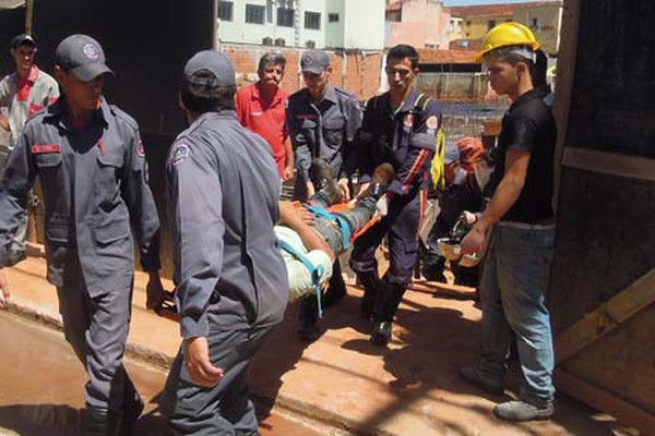 Jovem de 22 anos fica ferido ao cair de construção no centro de Patos de Minas