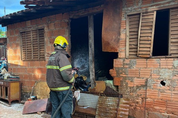 Homem ateia fogo na própria casa e mobiliza Polícia Militar e Bombeiros em Patos de Minas
