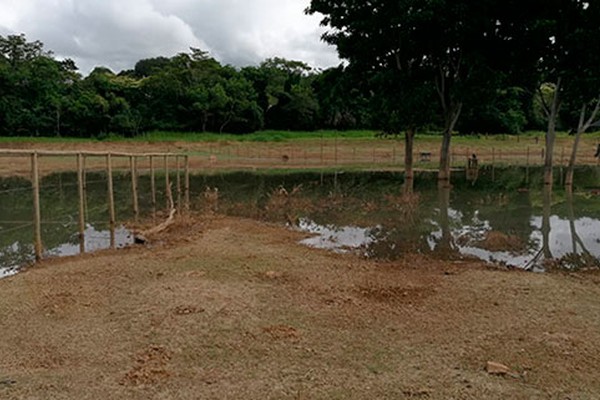 Sistema da Copasa entope novamente e forma enorme lagoa de esgoto no Copacabana