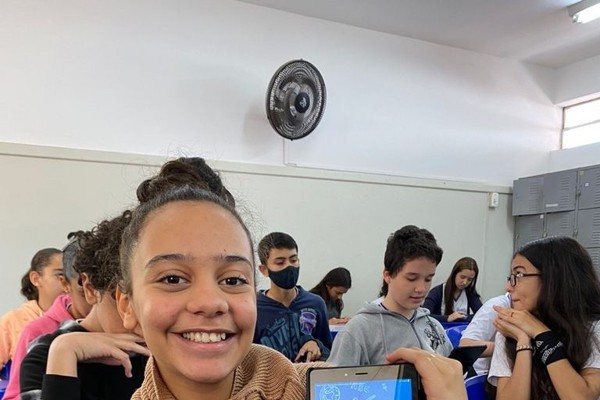 Prefeitura realiza entrega de primeiros tablets para alunos de escolas municipais em Patos de Minas