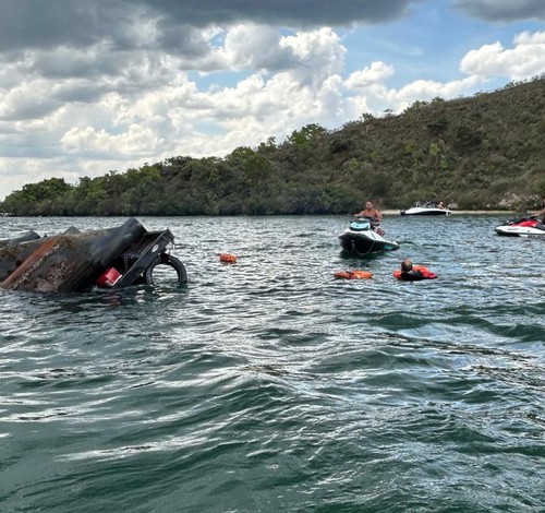 Embarcação com cerca de 20 pessoas afunda no Rio Grande e todos escapam nadando até a margem