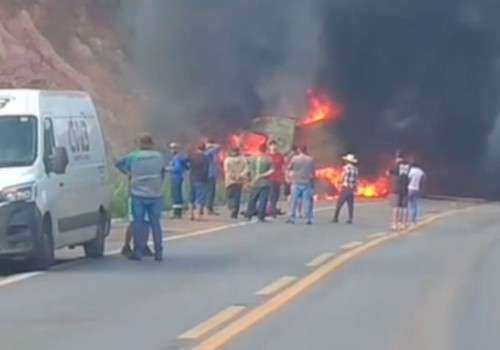 Caminhão capota e pega fogo na BR 365, próximo ao Posto Vereadas; trânsito foi interditado