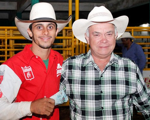 Peão de Uberaba vence rodeio em touros no 8º Rodeio da Solidariedade de  Presidente Olegário