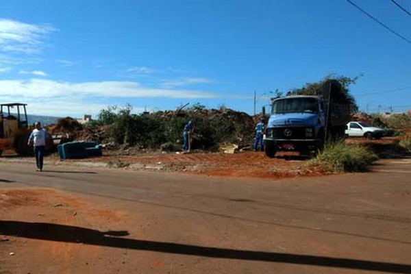 Prefeitura Municipal começa a retirar o “Lixão" do Barreiro e área será cercada