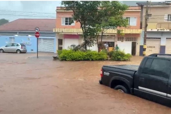Chuva intensa deixa ruas completamente inundadas em Patos de Minas