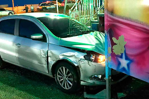 Carro vai parar em brinquedo de Parque de Diversões após atingir moto e carro na Avenida Marabá