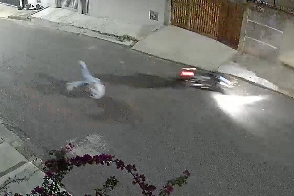 Motociclista tenta “dar grau” e leva tombo impressionante em Patos de Minas; veja o vídeo