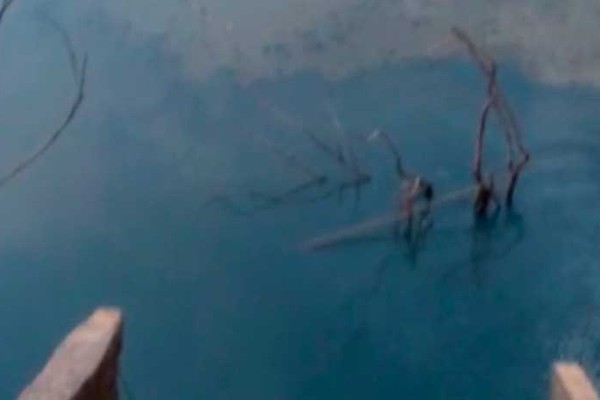 Morador denuncia mancha de óleo em despejo de esgoto nas águas do Rio Paranaíba