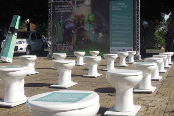 Exposição de vasos sanitários da Copasa chama a atenção na Praça do Fórum