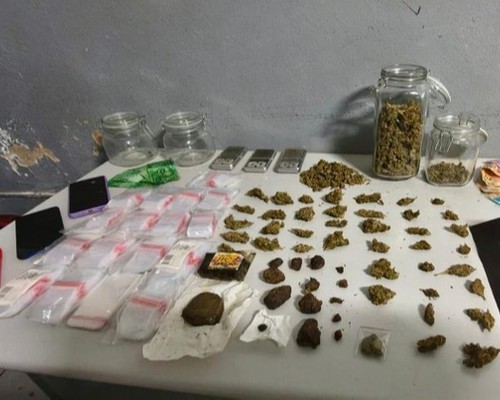 Após denúncia anônima, Polícia Militar encontra grande quantidade de drogas e prende três jovens em Patos de Minas