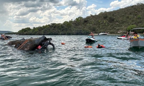 Embarcação com cerca de 20 pessoas afunda no Rio Grande e todos escapam nadando até a margem