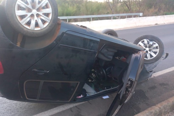 Condutora capota carro e acaba presa por embriaguez ao volante, em Patos de Minas