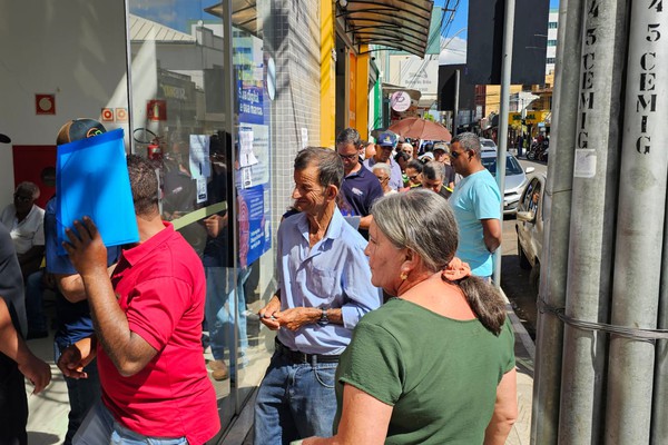 A um dia do fim do prazo, patenses enfrentam filas gigantes para regularizar o título de eleitor