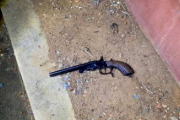 Namorada invade festa, causa danos e morador acaba preso com arma de fogo em São Gonçalo do Abaeté