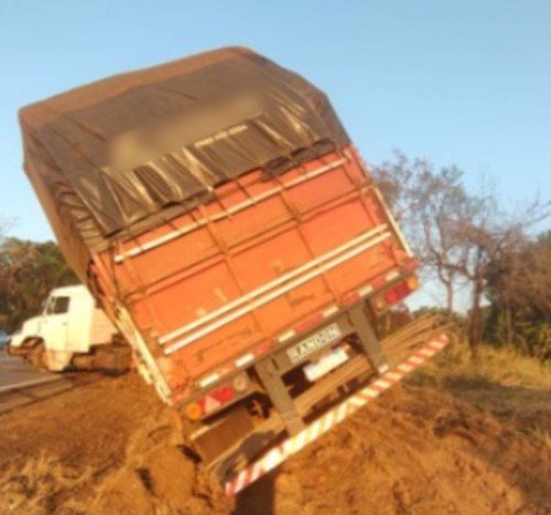Caminhão foge após provocar acidente com carreta durante ultrapassagem na MGC-354