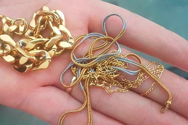 Polícia apreende joias e prende funcionário acusado de furtar peças de ouro durante mudança