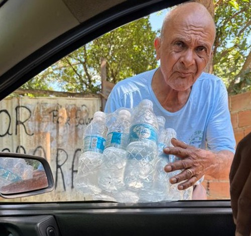 Há dias sem água, moradores de Beira Rio dependem de doações e cobram providências da Copasa