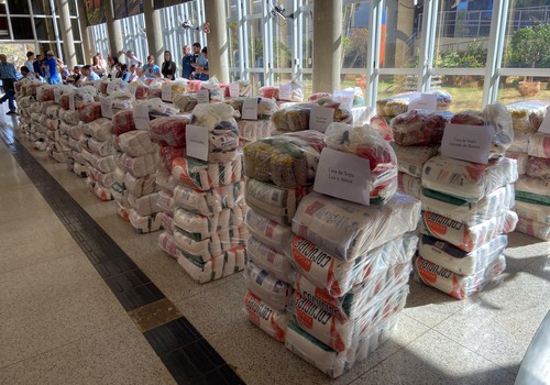 Estudantes do UNIPAM doam oito toneladas de alimentos para entidades de Patos de Minas