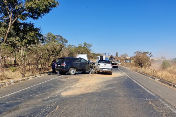 BR 365 registra acidente com quatro veículos; trânsito no local acaba de ser liberado