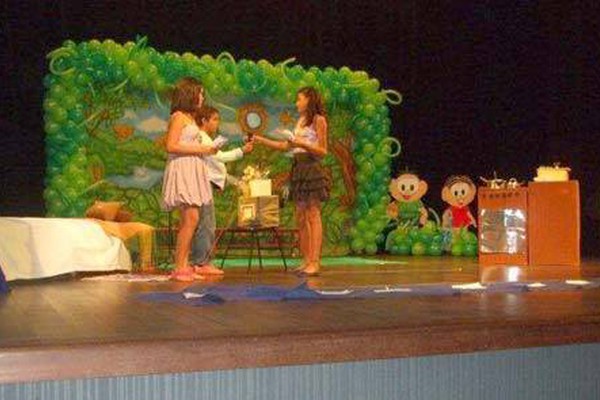 Alunos da Escola Normal apresentam peças teatrais em projeto cultural